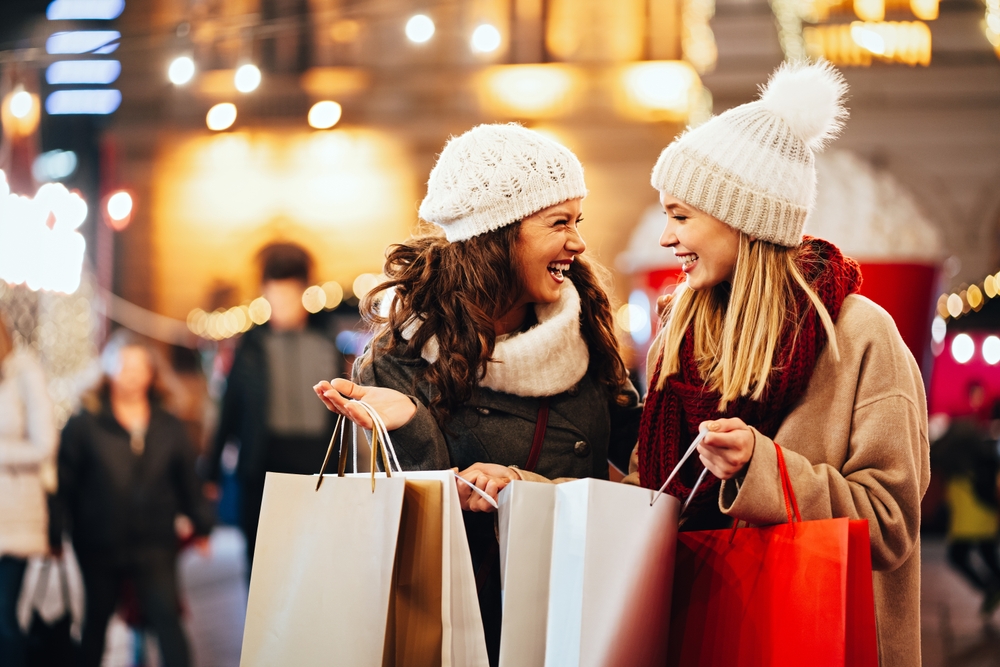 Happy,Women,Friends,Are,Shopping,For,Presents,At,Christmas.,People